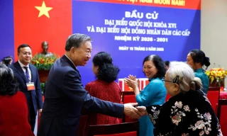 Tổng Bí thư Tô Lâm đến điểm bỏ phiếu bầu cử tại Hà Nội