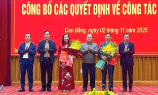 Tặng hoa chúc mừng các cán bộ được điều động, bổ nhiệm. Ảnh: CB