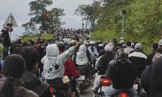 Hơn 13.000 người đổ xô tới Ba Vì ngắm hoa dã quỳ trong buổi sáng, ùn tắc kéo dài