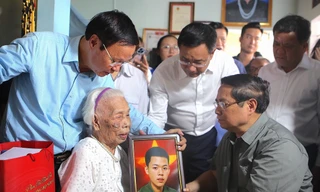 Thủ tướng Phạm Minh Chính thăm hỏi, tặng quà Mẹ Việt Nam Anh hùng ở Quảng Trị 