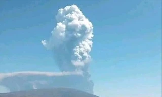 Núi lửa phun trào sau 12.000 năm gây 'tê liệt' hàng không quốc tế