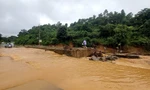 Cầu tạm điện gió chắn dòng chảy, người dân Khe Sanh khốn khổ vì ngập lụt sau mưa lớn