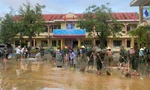 Bộ đội dọn dẹp bùn đất, giúp trường học sớm hoạt động trở lại