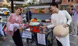 Xe xôi ngũ sắc bất ngờ nổi tiếng vì "ăn ảnh", Uyển Ân cũng tranh thủ check-in