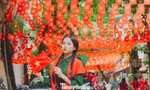 Chụp ảnh với hàng ngàn lá cờ Tổ quốc trên con phố nhiều 'nàng thơ' nhất Hà Nội
