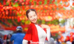 'Nàng thơ' tạo dáng chụp ảnh trên phố Hàng Mã phủ đỏ sắc cờ mừng Quốc khánh 2/9