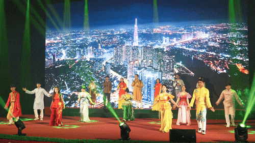 Dạ hội 'Chuyến tàu ngôn ngữ' đặc sắc chào mừng Đại hội XIV của Đảng