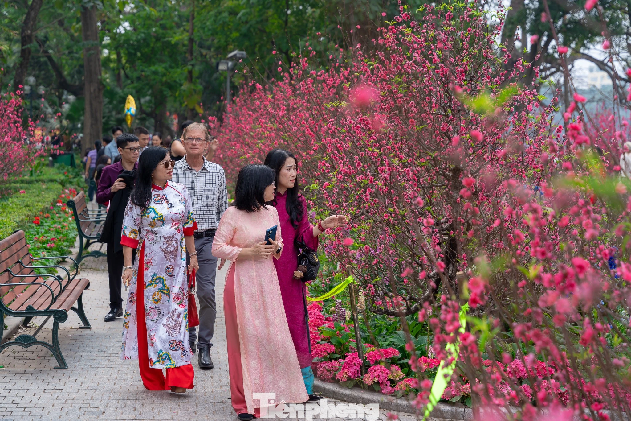 Hà Nội Rộn Ràng Ngày Mùng 1 Tết: Người Dân Du Xuân, Chụp Ảnh Tại Hồ Gươm
