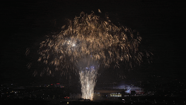 ​Pháo hoa rực sáng bầu trời Hà Nội