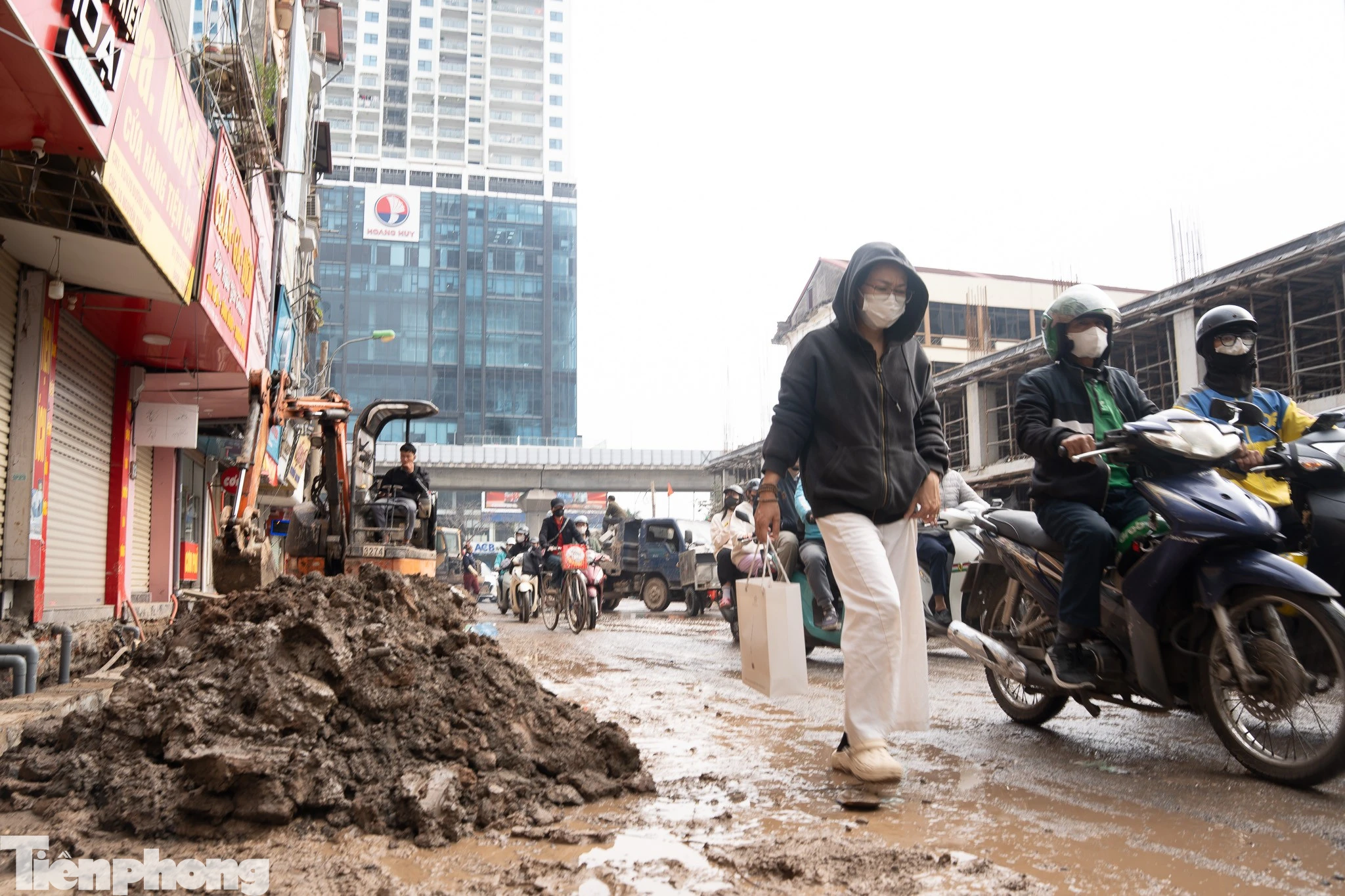 Đường Nguyễn Tuân Lầy Lội, Tiểu Thương Bán Hàng Tết Gian Nan Giữa Công Trường Dang Dở
