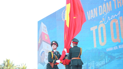 Khoảnh khắc xúc động tại Lễ thượng cờ Giải Vô địch Quốc gia Marathon - Báo Tiền Phong