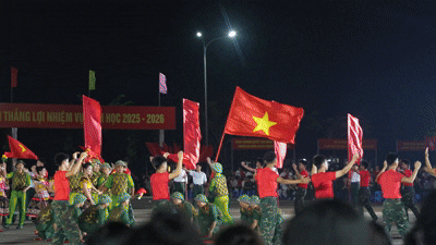 ‘Bùng nổ’ dạ hội quân - dân vũ đặc biệt tại Trường Sĩ quan Lục quân 1