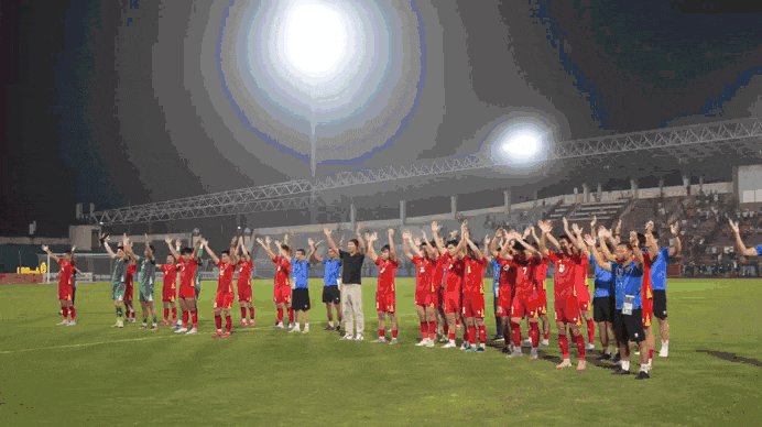 HLV Kim Sang Sik cùng U23 Việt Nam gửi lời tri ân người hâm mộ sau khi đoạt vé dự VCK U23 châu Á 2026