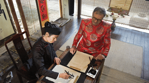 Đại sứ Pháp diện áo dài, gửi lời chúc Tết từ Văn Miếu - Quốc Tử Giám