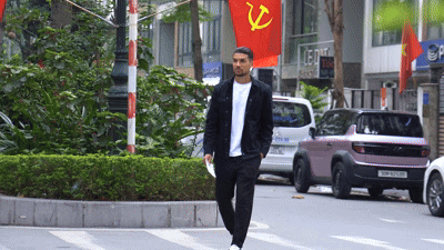 Cầu thủ nhập tịch Đỗ Hoàng Hên lần đầu đi bầu cử: 'Tự hào là công dân Việt Nam'