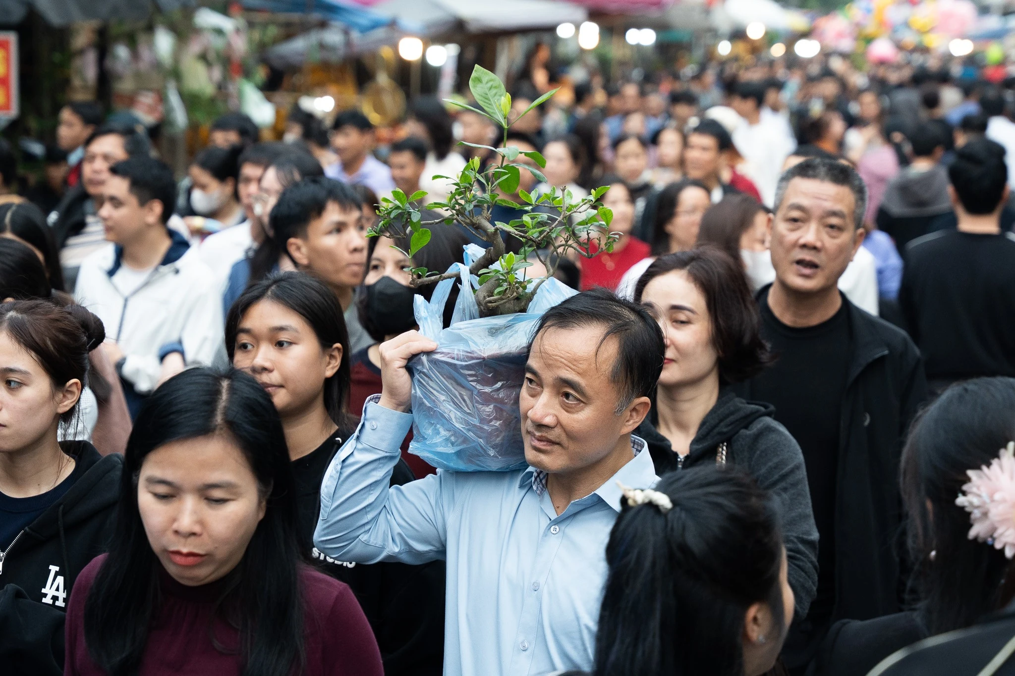 Chợ Viềng tấp nập trước đêm chính hội, giao thông ùn ứ kéo dài