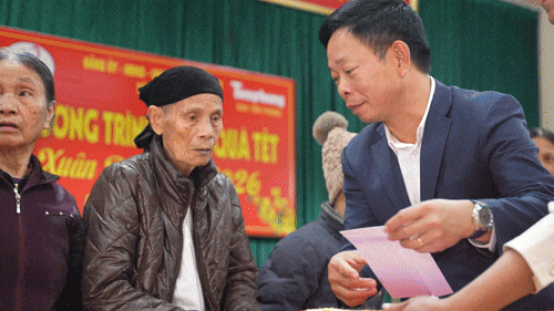 Tết sẻ chia đến với người dân khó khăn xã Bất Bạt (Hà Nội)