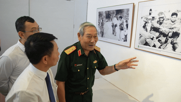 Nườm nượp người xem triển lãm ảnh '51 năm - Bản hùng ca thống nhất'