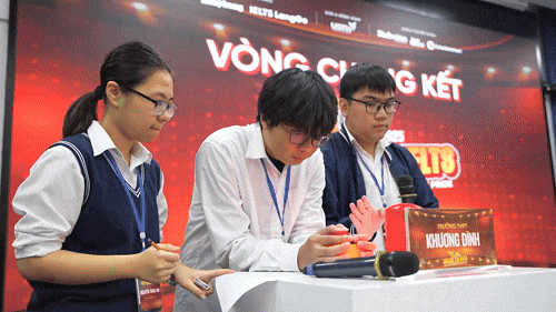 Sôi động sân chơi hùng biện tiếng Anh liên trường dành cho học sinh THPT