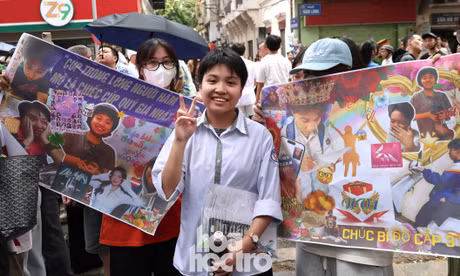 Hà Nội: Sĩ tử 2K11 được đón bằng banner "quậy", có bạn chưa "xả vai" vì còn thi chuyên