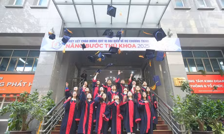 Nâng bước Thủ khoa tại Hà Nội: Hành trình của những giọt nước mắt hạnh phúc