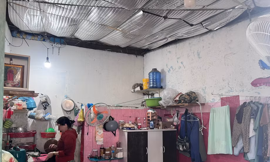 Phòng trọ quá nóng, người thuê tự lót thêm lớp giấy bạc trên trần nhà nhưng vẫn chẳng đỡ hơn là bao