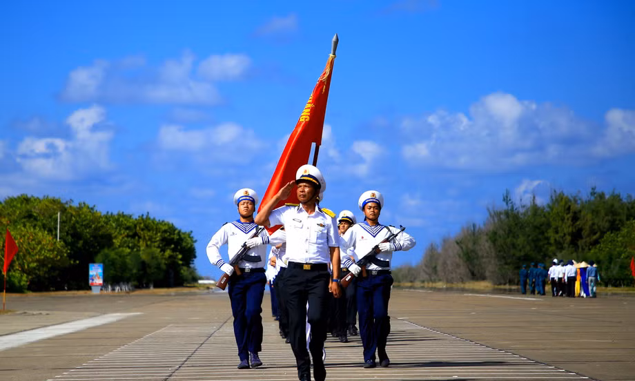 Chuẩn bị nghi lễ chào cờ trên đảo Trường Sa 