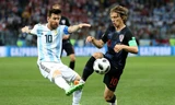 Messi hoàn toàn lu mờ trước Modric. Ảnh: FIFA.