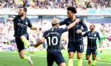 Các cầu thủ Man City ăn mừng bàn thắng.