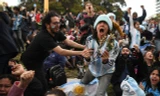 Rất đông CĐV Argentina đã tràn ra đường để ăn mừng chiến thắng của đội nhà.