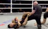 Ma Jia Wen ôm chặt chân trọng tài sau khi bị hạ knock-out.