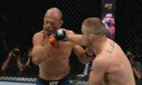 Justin Gaethje ra đòn cực mạnh hạ gục đối thủ.