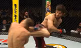 Magomed Mustafaev ra đòn hạ gục đối thủ.