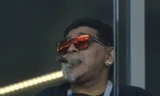 Maradona phì phèo trên khán đài khi xem trận đấu giữa Argentina và Iceland.