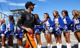 Lewis Hamilton đi qua dàn mỹ nữ cheerleaders của CLB Dallas Cowboys.