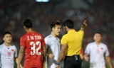 Nhiều CĐV cảm thấy bức xúc với các quyết định của trọng tài. Ảnh: Zing