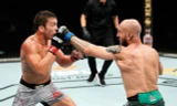 Brian Kelleher ra đòn hạ knock-out đối thủ.