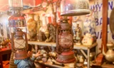 Ngày cuối cùng của năm, thảnh thơi dạo bước ngắm đồ 'thời ông bà anh'