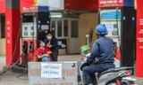 Loạt cây xăng ở Hà Nội treo biển 'hết hàng' trước giờ điều chỉnh giá