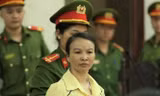 Bị cáo Trần Thị Hiền tìm người thân, nhắn mua thêm nhu yếu phẩm gửi cho mình.