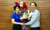 Đồng chí Nguyễn Anh Tuấn, Phó Bí thư thường trực Đảng ủy cơ quan Trung ương Đoàn tặng hoa chúc mừng chị Lê Hồng Hạnh
