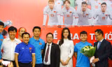 Đại diện lãnh đạo Cty CP Cơ điện lạnh Đại Việt, Tập đoàn khách sạn Mường Thanh, Hoa Hậu Mỹ Linh, Cty Xi măng Xuân Thành Quảng Nam chúc mừng đội tuyển tại buổi giao lưu.