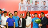 Đại diện lãnh đạo Cty CP Cơ điện lạnh Đại Việt, Tập đoàn khách sạn Mường Thanh, Hoa Hậu Mỹ Linh, Cty Xi măng Xuân Thành Quảng Nam chúc mừng đội tuyển tại buổi giao lưu.