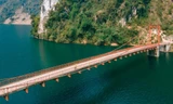 Cầu treo vắt ngang dòng sông xanh biếc, cảnh đẹp như tranh ở Điện Biên