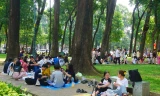 Nghỉ lễ, người dân TPHCM trải bạt kín công viên từ 6h sáng để uống cà phê 