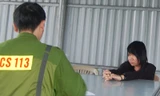 Một trong 3 cô gái đang trình bày với công an Đà Nẵng