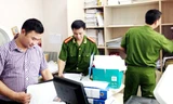 Cơ quan CA thực hiện lệnh khám xét tại Cty Khải Thái. Ảnh: HQ
