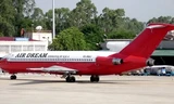 Chiếc máy bay Boeing 727-223 dầm mưa dãi nắng 7 năm qua tại sân bay Nội Bài. Ảnh: VEF