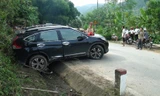 Chiếc xe CTV bị nổ lốp, xoay ngang đường
