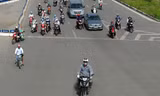 Ngã tư gầm cầu vượt Mai Dịch không có bất cứ thứ gì có thể che nắng nên nhiều người đã vượt đèn đỏ để... tránh nóng khi vắng bóng lực lượng CSGT